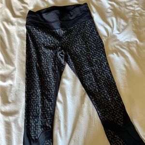Women's Black Lululemon Crop Leggings With Geometric Print - Size 6